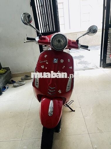 Xe tay ga Vespa Primavera 125CC màu đỏ.