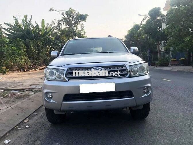Toyota Fortuner 2011, số tự động, máy xăng