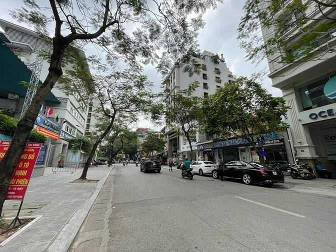 Cần bán nhà Mặt phố An Xá giá 23,9 tỷ, 180m², Lô góc. Kinh doanh tốt.