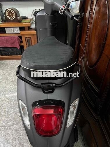 vespa sprint 150 cc màu xám đen