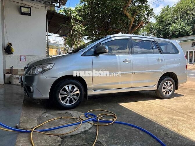gia dình cần bán Toyota Innova 2015 E