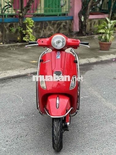 Xe vespa pagio 2013 màu  đỏ 3V mới len ken 90%
