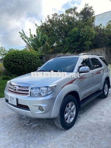 XE GIA ĐÌNH CẦN BÁN XE TOYOTA FORTUNER ĐỜI 2011