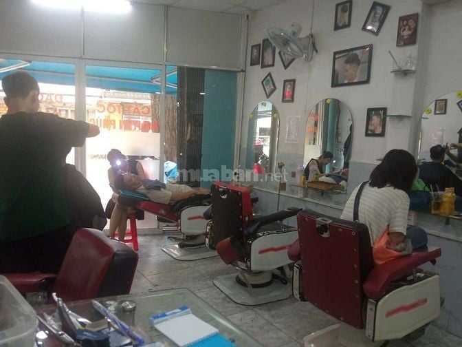 Tiệm tóc nam Nguyễn Phúc cần tuyển thợ nữ làm tóc nam có tay nghề