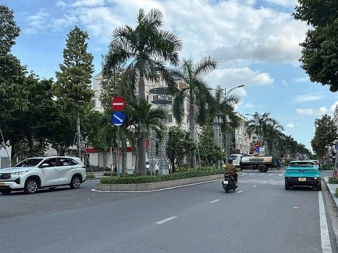Bán Biệt thự đẳng cấp 4 lầu ngang 12m ngay KDC Cityland P.10 240m2 tiệ