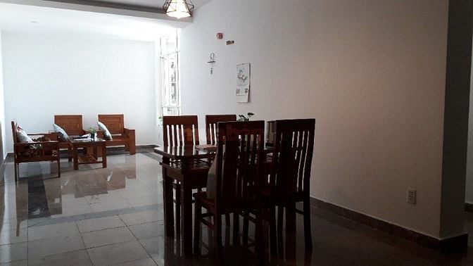 Căn hộ 2PN đầy đủ nội thất, thiết kế gỗ đơn giản, ấm áp, sang trọng