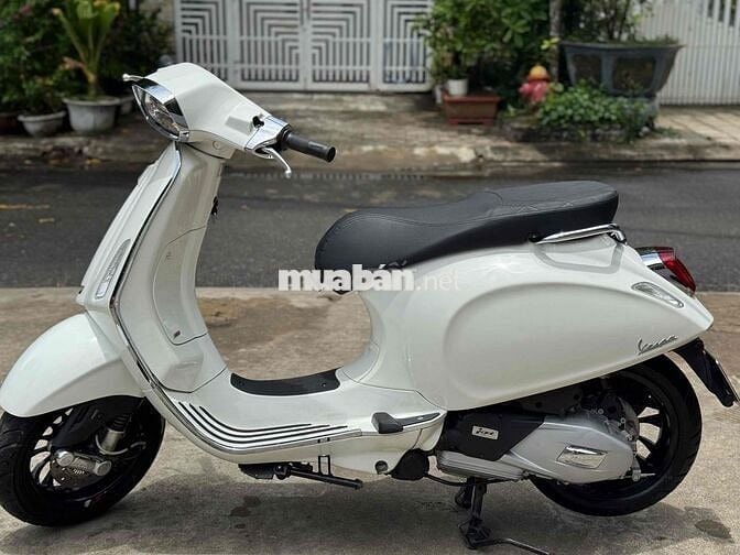 Vespa đk 2022 lên đầu gù zin 8000 km chính chủ
