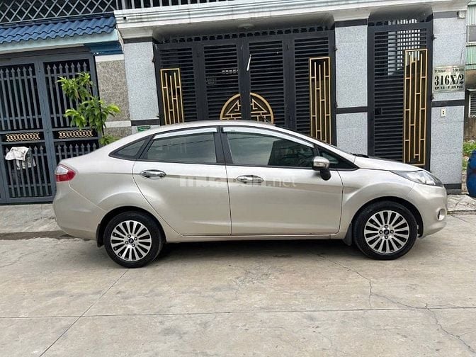 bán xe ford fiesta 2011 gia đình đang sử dụng 61000km,