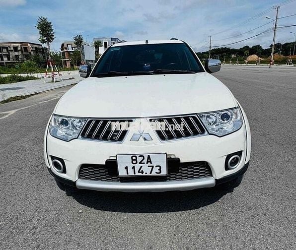 Pajero Sport  4x4  máy dầu hai cầu có đỗ xe
