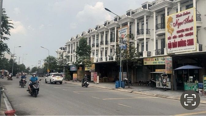 Bán nhà phố 5,5 tỷ đã có sổ đỏ . dân cư hiện hữu kinh doanh sầm uất .