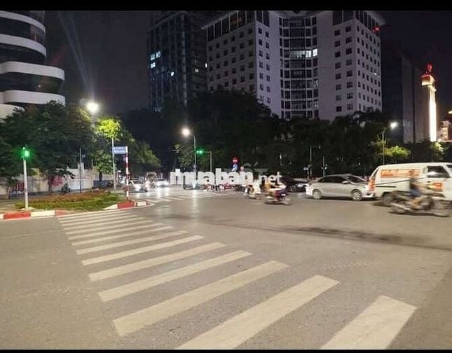 Tôi cần bán nhà mặt ngõ Văn Cao, 5tầng full nội thất.