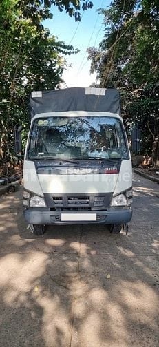 Bán xe tải Isuzu màu trắng có mui năm sản xuất 2018 đang hoạt động tốt