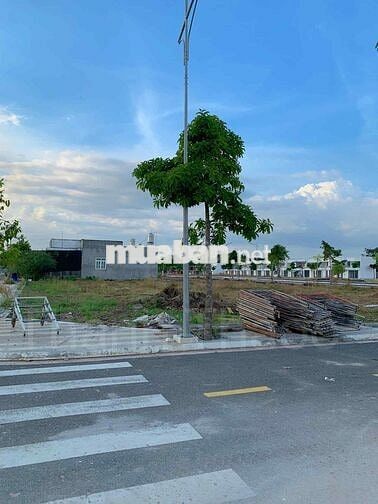 CHỦ NGỘP CẦN RA GẤP LÔ ĐẤT MẶT TIỀN  ĐƯỜNG NHỰA KHU DÂN CƯ