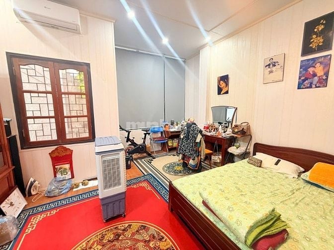 Bán nhà phố Nguyên Hồng, 5 tầng, phân lô có vỉa hè, ô tô tránh. 16 tỷ