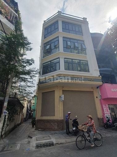 Nhà 38 rần Khắc Chân, Q1. DT 8x15m, Hầm, Trệt, 3 lầu, thang máy, 90tr
