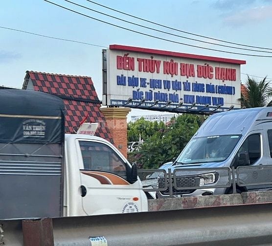  Thuê kho làm chành DT 1.000m2 mặt tiền QL1A, ngay chân cầu Bình Điền
