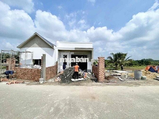 Nhà cấp 4 mặt nhựa lớn,đối diện cty xã hưng thịnh,đường thông