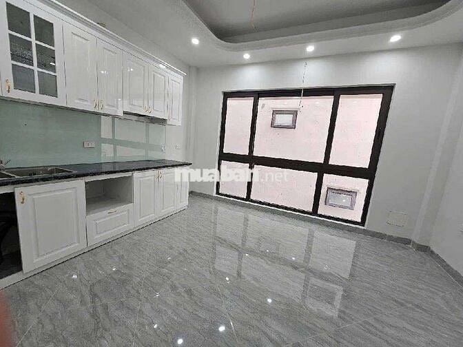 7.2 Tỷ nhà Cổ Nhuế 30m , 6 tầng , 20m ra ngõ oto