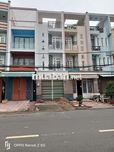 Nhà cách siêu thị eon vài trăm mét 5 x 20 có 3 lầu 5pn 5wc sân thượng