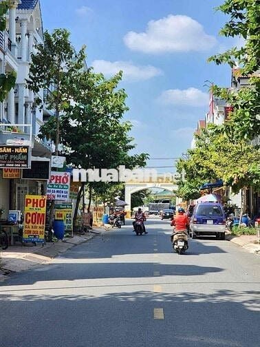 Ngay cổng chào kdc Phú Hồng Thịnh 8 kdbb cực tốt bán căn nhà phố đẹp