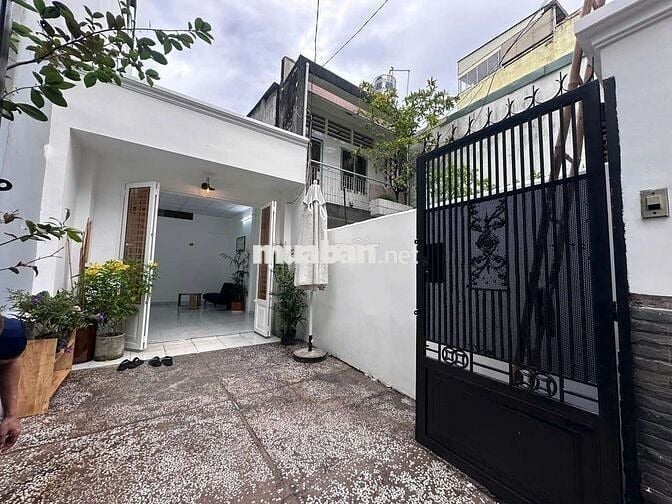 Nhà có sân rộng, hẻm xe hơi. Thuận tiện ở và kinh doanh.