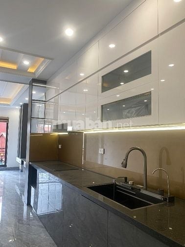 Nhà mới xây 6 tầng thang máy 75m phố Lĩnh Nam ô tô vào nhà. 17,5 tỷ