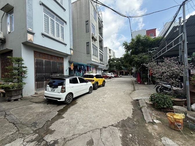 BÁN NHÀ PHỐ VIỆT HƯNG - LÔ GÓC - Ô TÔ VÀO NHÀ   Diện tích: 68m² 