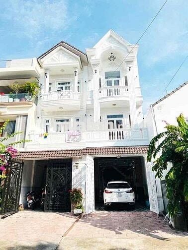 Nhà 2 lầu full nội thất KDC Hồng Phát