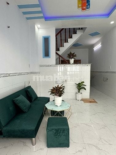 Nhà 1trệt 1lầu cách ngã 3 mỹ hạnh 100m, gần KCN Hoàng Gia, giá hơn 4