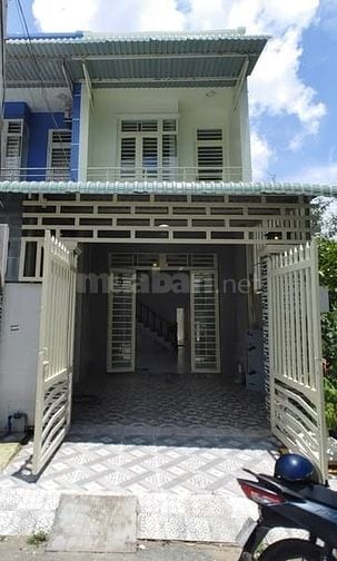 Bán nhà 1 trệt 1 lầu, 5x20m, đường ô tô 6m, gần UBND Hưng Long Bình Ch