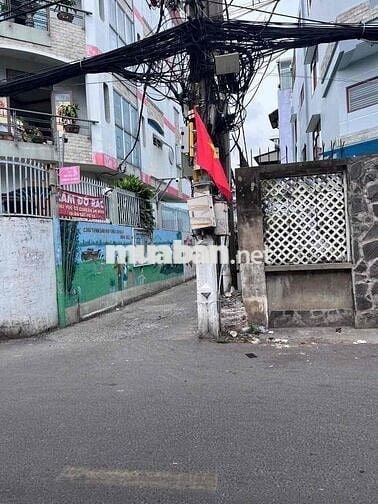 - Nhà bán Bông Sao P5 Q8  - DT : 4,5m x 9m - Kết cấu : Trệt , 2 Lầu Đú