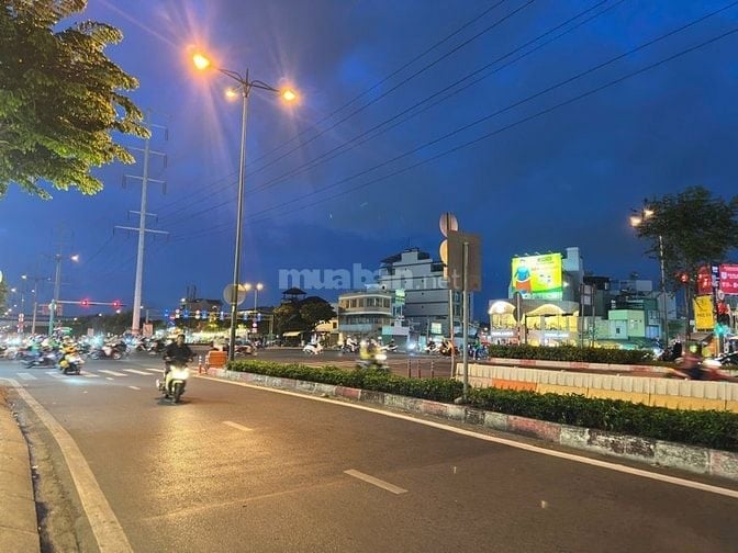 Toà nhà Văn phòng Mặt tiền Phạm Văn Đồng, Bình Thạnh - DT 93M²(4.2x22)