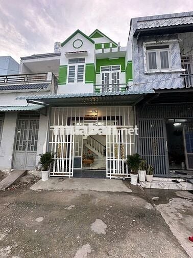 Nhà ngay KCN Tân Kim 860tr.dt sàn 100m2 2pn 2wc. 1 trệt 1 lầu sỗ sẳn.