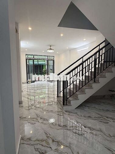 Nhà gần mặt tiền sầm uất, chủ kẹt tiền bán gấ