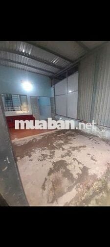 Nhà sạch sẽ ,có sân rộng đậu đc 2 xe bagac trong nhà ,vô ở liền