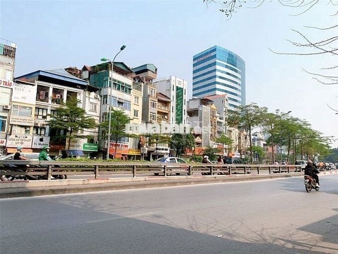 BÁN TOÀ KÍNH MẶT PHỐ NGUYỄN VĂN CỪ-HỒNG TIẾN 200m2 6Thang máy vỉa hè7M
