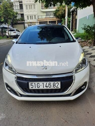 Peugeot 208 2015 1.6L AT - 80000 km