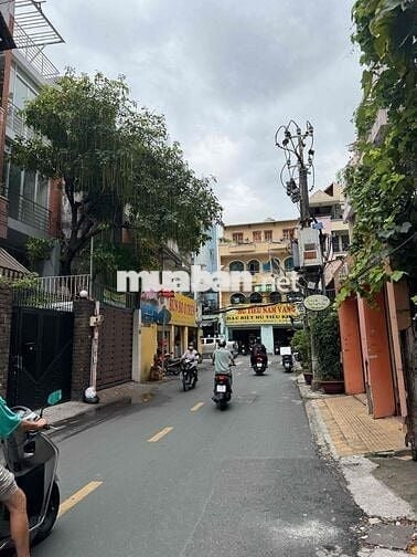 NHÀ MẶT TIỀN KD. CÓ SÂN. GẦN GẦN NGUYỄN VĂN TRỖI. VỊ TRÍ TRUNG TÂM