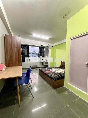 Phòng ban công gió trời giá rẻ sát cầu Nguyễn Văn Cừ Quận 5
