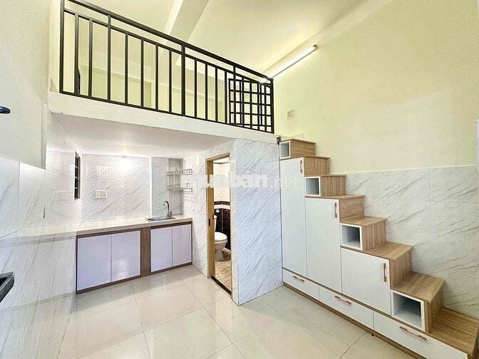 Phòng Ngay Mặt Tiền Có Thang Máy Gần Ngã Tư Bốn Xã