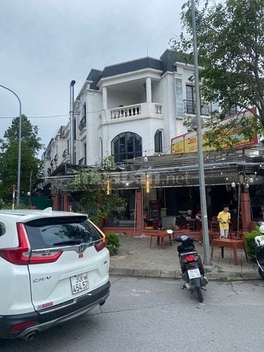 ba,n căn nhà sây 8 tơngf cầu thang máy chạy từ dưới lên tận lóc