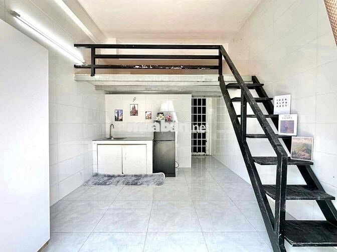 CHO THUÊ DUPLEX CÓ GÁC BAN CÔNG RỘNG 35m2 QUẬN 10
