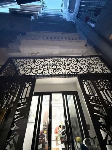 Nhà có sân riêng + ban công 30m2 5 tầng 6.9 tỷ- ngõ 109 Quan Nhân
