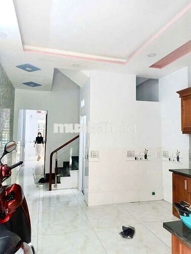 Nhà hai mặt hẻm, hẻm trước 4m hẻm sau 4m. 1 trệt+2 lầu+ST. 4PN + 4VS