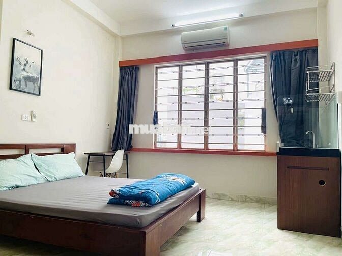 Phòng full nội thất cửa số lớn ngay dưới chân cầu chứ y