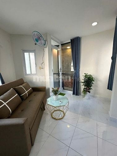 Nhỉn 2t,Hoàng Văn Thụ  3 tầng, 2PN,2WC cách hẻm xxe hơi 10m