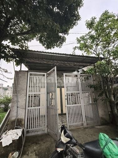 Nhà riêng chính chủ, 2 phòng ngủ, 100% thổ cư, giá 780trieu bao giấy