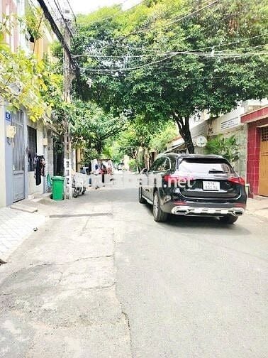 MT Trần Văn Danh (ngay HHT) đi bộ ra nhà Ga T3 - 16.6 tỉ