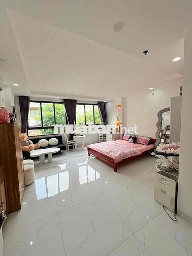 STUDIO CỬA SỔ TRỜI TO NỘI THẤT CƠ BẢN NGAY NGÃ TƯ BỐN XÃ