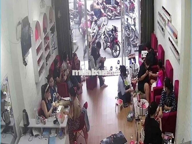sang tiệm nail đông khách đường lớn